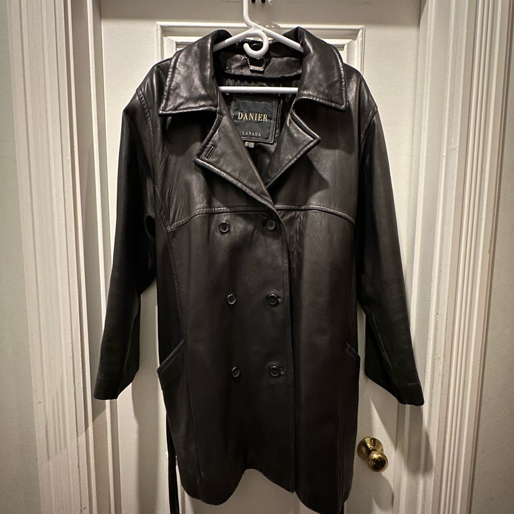 Men’s Danier Classic Black leather coat. soft. Excellent condition.